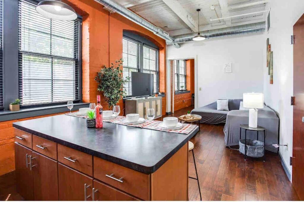 Ny Style Centric Loft With King Bed By Park Av Apartment Rochester Exterior photo