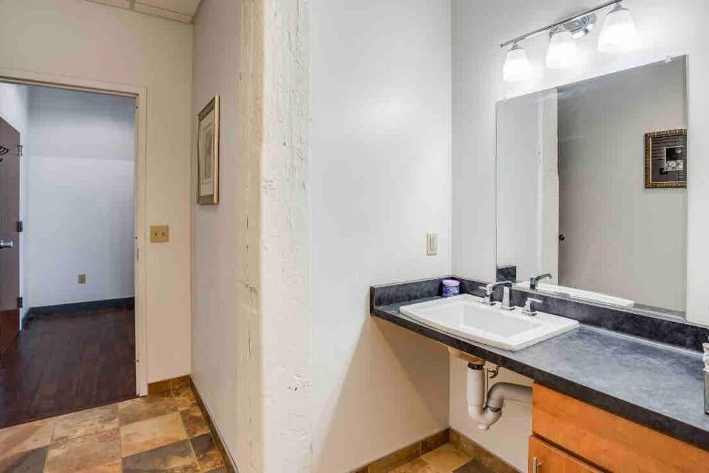 Ny Style Centric Loft With King Bed By Park Av Apartment Rochester Exterior photo