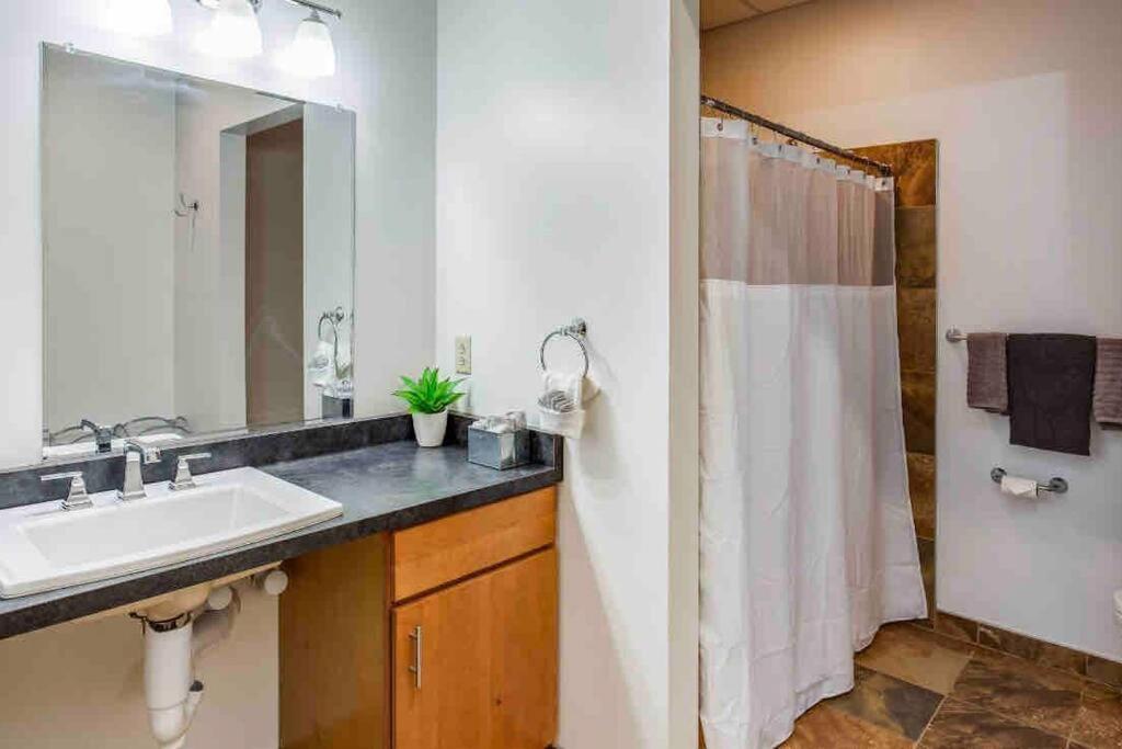 Ny Style Centric Loft With King Bed By Park Av Apartment Rochester Exterior photo