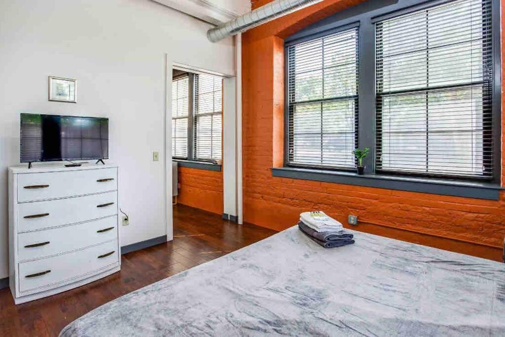 Ny Style Centric Loft With King Bed By Park Av Apartment Rochester Exterior photo