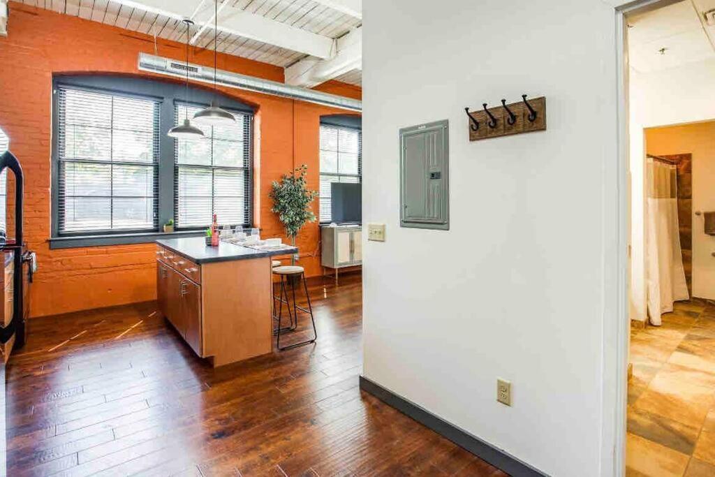 Ny Style Centric Loft With King Bed By Park Av Apartment Rochester Exterior photo